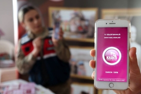 Kadın komutanlar karlı yolları aşarak köylerde KADES'i tanıtıyor