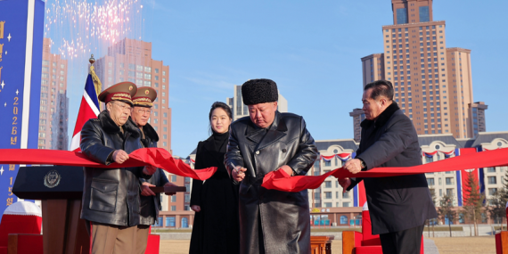 AP | Kim Jong Un’dan Ukrayna’da hayatını kaybeden asker ailelerine toplu konut