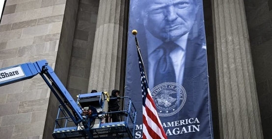 NBC News | ABD Adalet Bakanlığı binasına Trump posteri asıldı