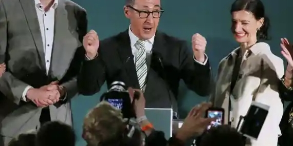 DW Türkçe | Cem Özdemir Almanya’da eyalet başbakanlığı seçimini kazandı