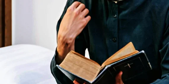 The Times | Vatikan üniversitesinde ‘şeytan çıkarma’ kursu: Satanistler yapay zeka kullanıyormuş