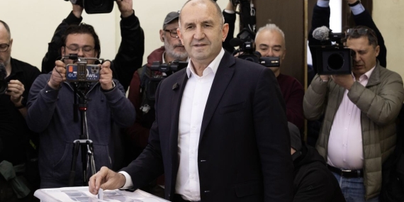 BNT | Bulgaristan’da eski Cumhurbaşkanı Radev, sandıktan büyük farkla birinci çıktı