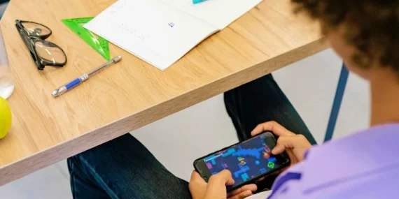 BBC | Britanya okullara cep telefonu yasağı getiriyor