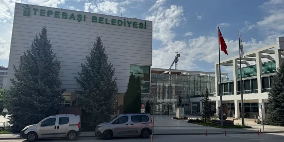 Cumhuriyet | Eskişehir Tepebaşı Belediyesi’ne yolsuzluk operasyonu: Çok sayıda kişi gözaltına alındı
