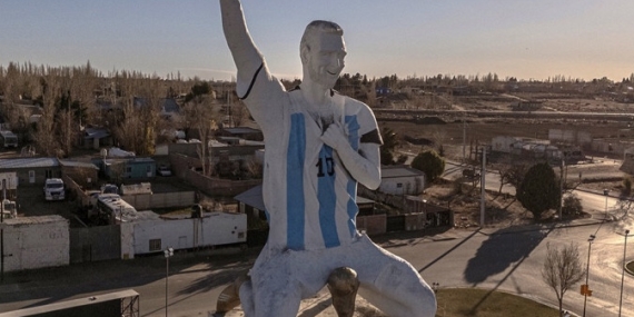 New York Times | Arjantin’in efsanesini heykelleştirme yarışı: Patagonya’da 26 metrelik Messi heykeli