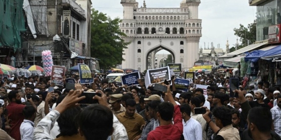 The Guardian | Hindistan’da ‘hamam böceği’ devrimi: Modi geri adım attı, gençlerin protestosu bakan devirdi