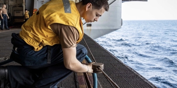 MS NOW | USS Abraham Lincoln gemisinde moraller bozuk: “Limana yanaşmazsak akıl sağlıklarını kaybedebilirler”