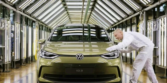 DW Türkçe | Alman otomotiv sektöründe bir yılda 42 bin kişi işini kaybetti