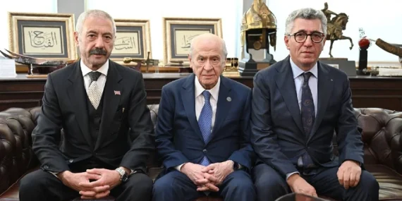 NTV | Bahçeli devreye girdi: Sarallar ve Şahinler’den MHP merkezinde barış pozu