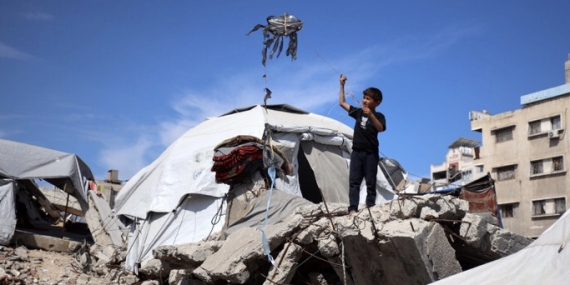The Guardian | Gazze’de 61 milyon ton enkaz: Yıkıntıların altında 10 bin kişinin cesedi aranıyor
