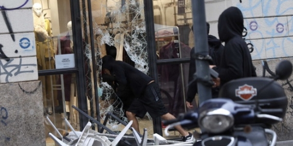 BBC | İtalya’da protestolara karşı yeni kararname: Gözaltı yaşı 14’e indirildi, çocukların zararını aileler ödeyecek
