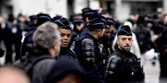 Sputnik | Fransa’da protestolar başladı: 70 bin polis görevlendirildi