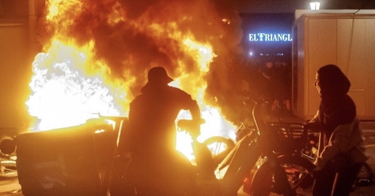 Reuters | Barselona’da gençler sokağa çıktı: Protestolar şiddete dönüştü