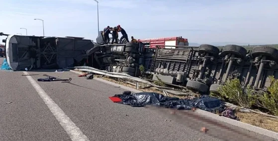 NTV | Manisa’da otobüs ile TIR çarpıştı: 11 kişi yaşamını yitirdi, çok sayıda yaralı var